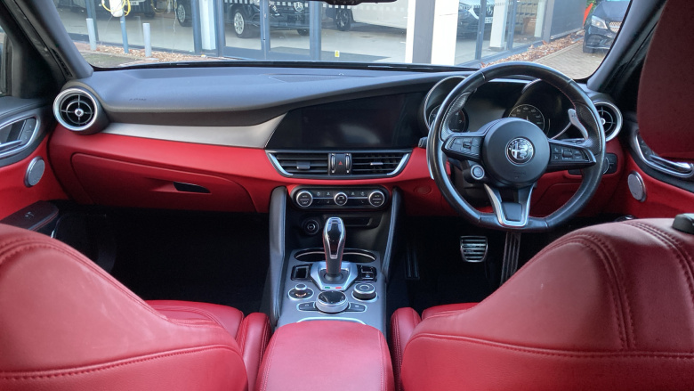 Alfa Romeo Giulia 2.0 TB 280 Veloce [Performance brake] 4dr Auto Petrol Saloon